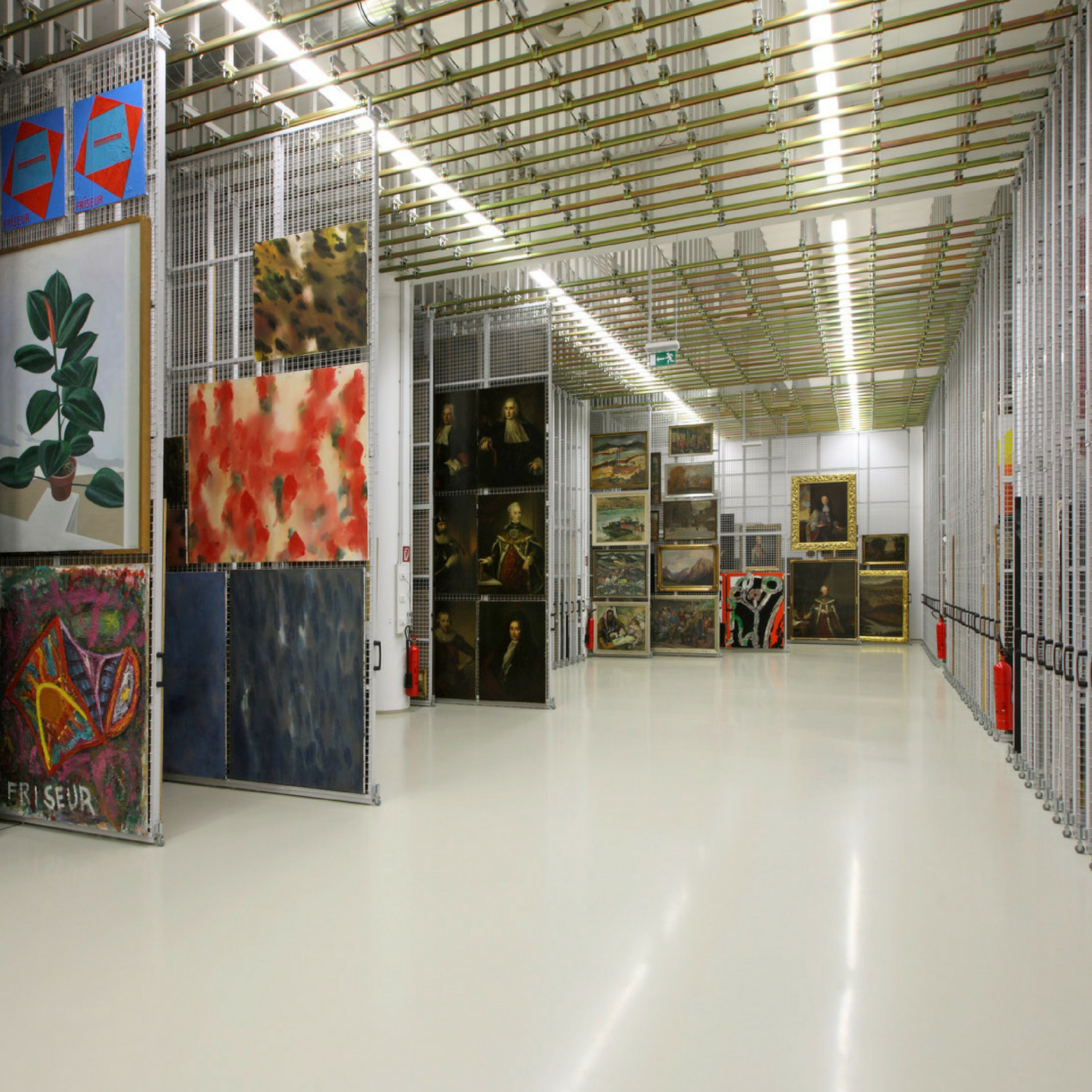 Оборудование для музеев, фондовое оборудование, оборудование для фондохранилища музея, комбинированное хранение фондов, мобильные системы хранения фондов, стеллажи архивные, система хранения для музеев, Хранение музейных коллекций, музейное хранение картин, выкатные вертикальные сетчатые рамы для хранения картин, Панели на рельсах.